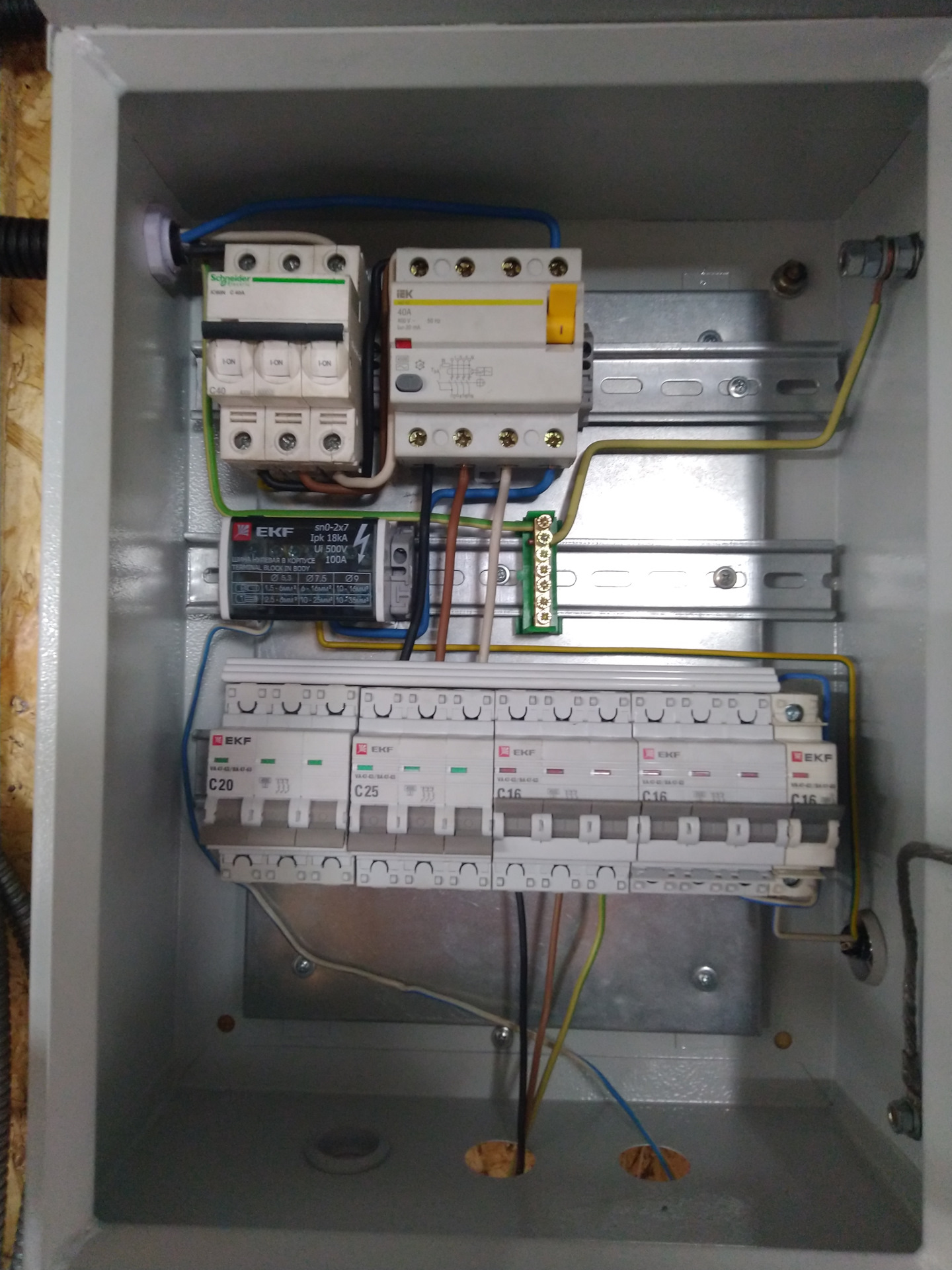 Отключение автомата перед работой с электрикой