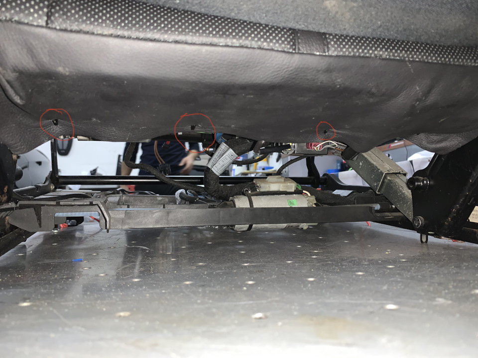 Кожу снимаем с 3-х сторон. Отсоединяем сзади большую фишку вентиляции и подогрева и маленькую от мата присутствия. — BMW 7 series (E65/E66)