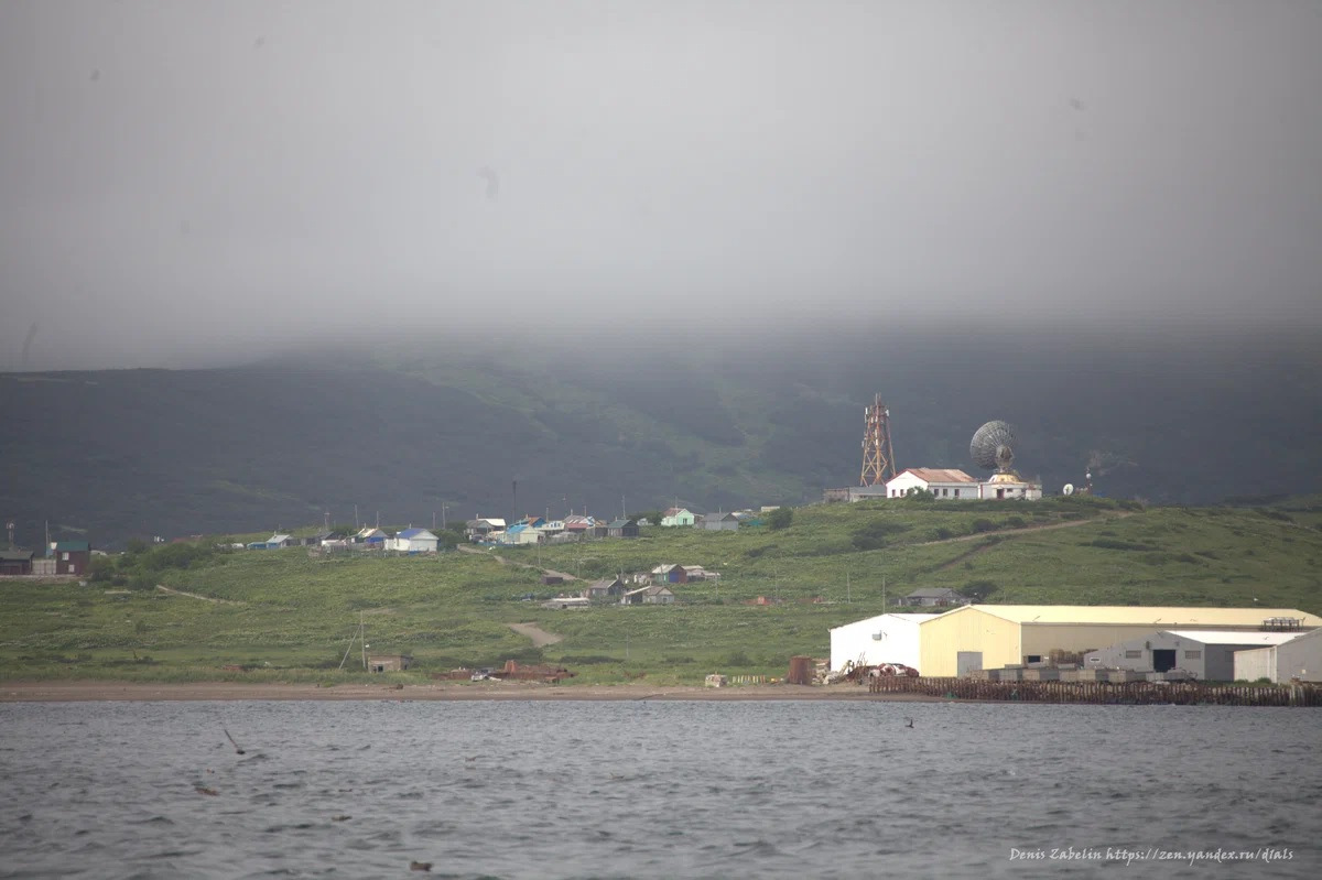 Море грозно гудело под обрывами. Два моря океан Петропавловск-Камчатский. Остров Парамушир. Курилы город. Грозненское море.