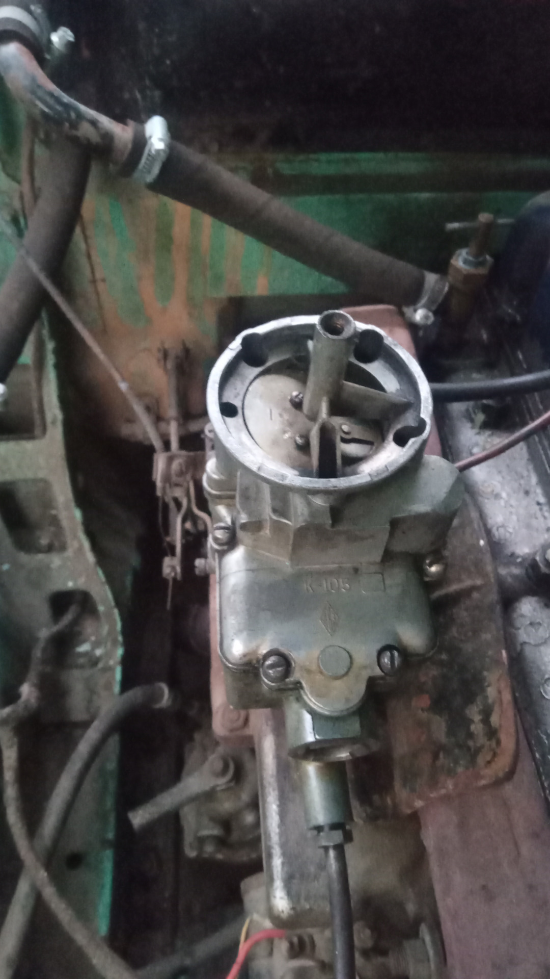 Подсос вытягиваю глохнет. Газ 21 подсос.