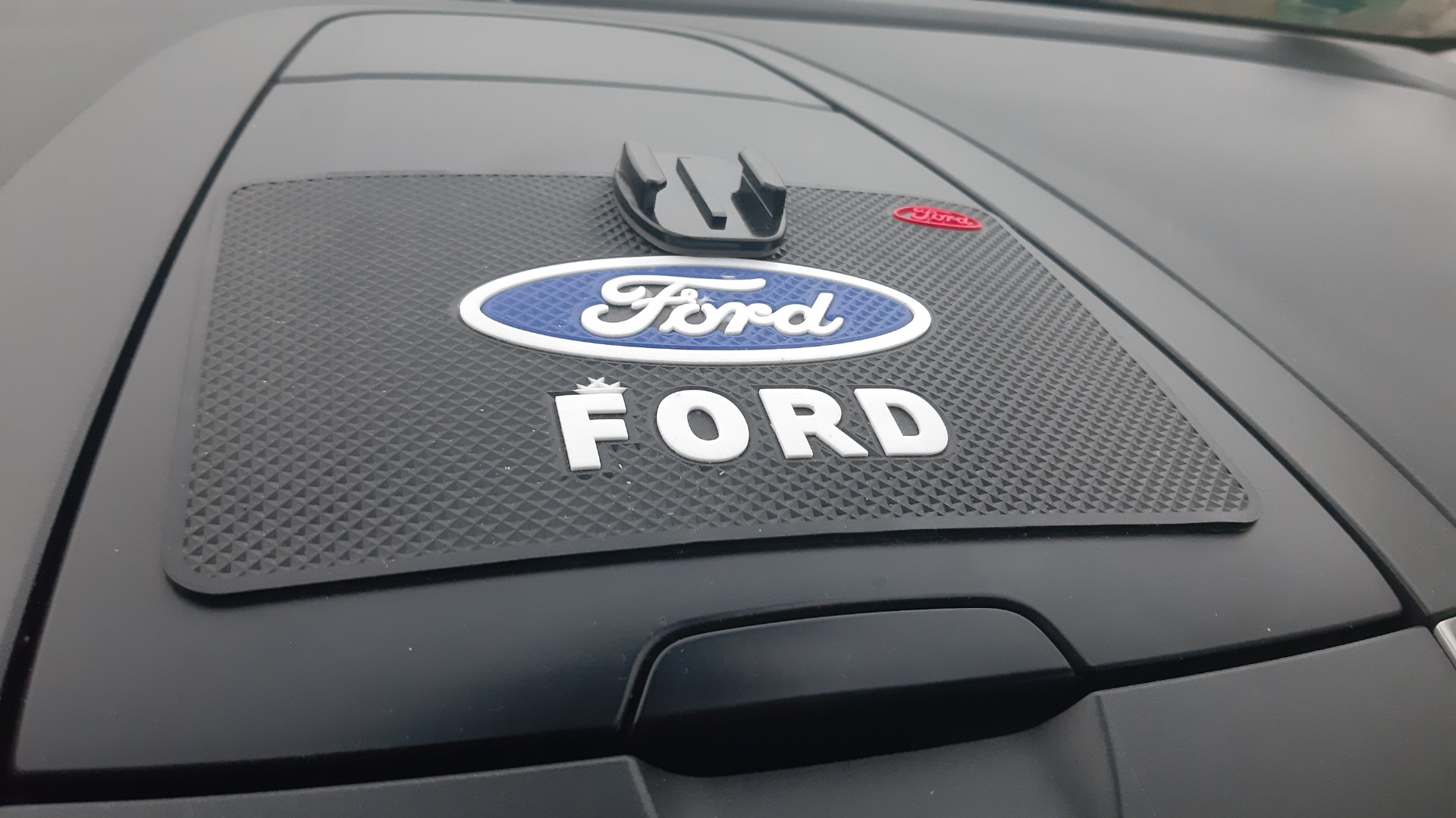 Наклейки на торпеду. Противоскользящие коврики Форд фокус 2. Коврик на панель Форд фокус 2. Ford Mondeo LHD коврик. Коврик на торпеду Форд Фьюжн.