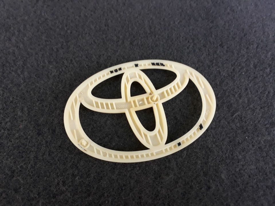 Black. Logo — Toyota Corolla (120), 1,4 л, 2002 года | аксессуары | DRIVE2