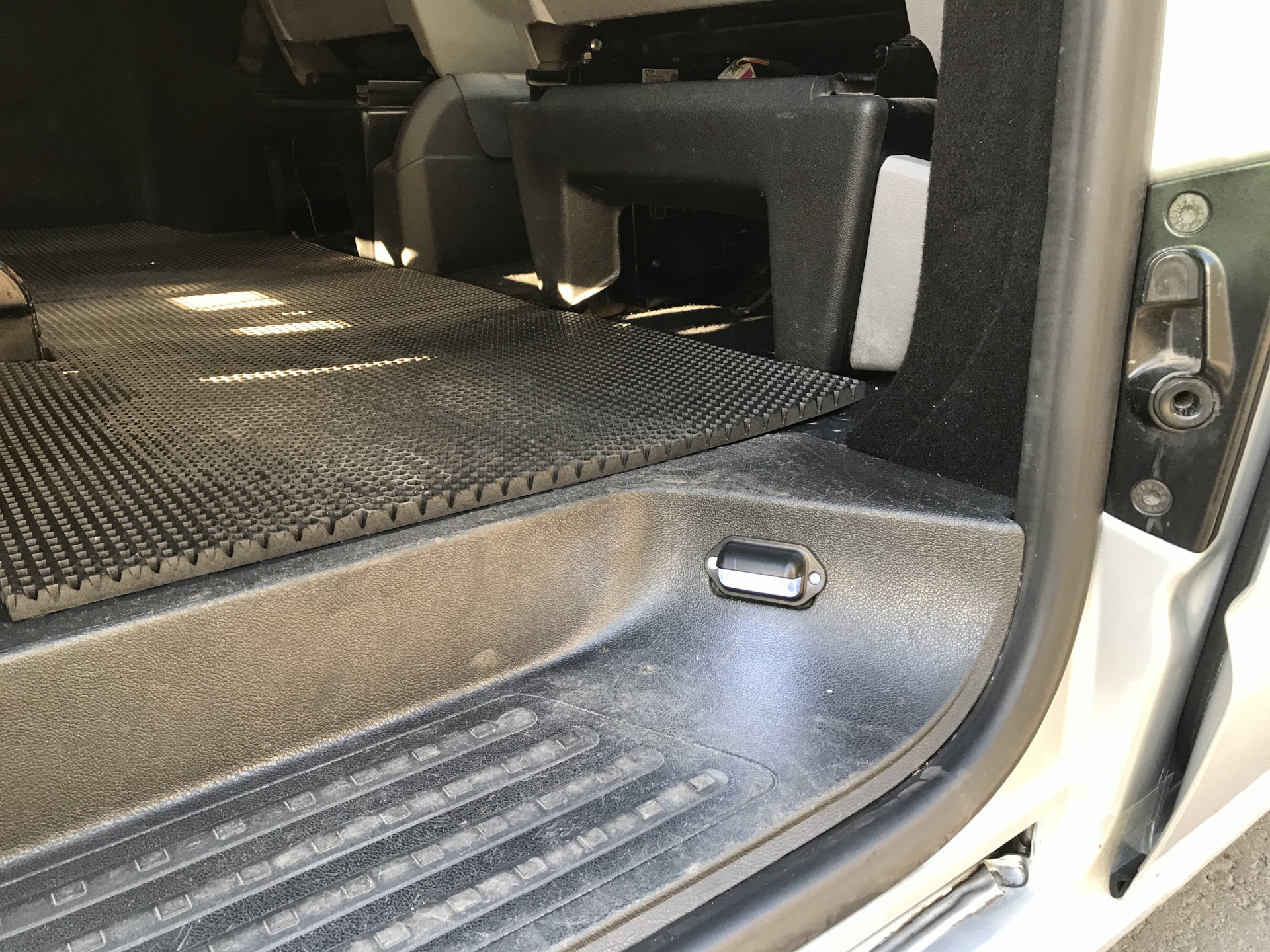 Как снять плафон подножки volkswagen t6
