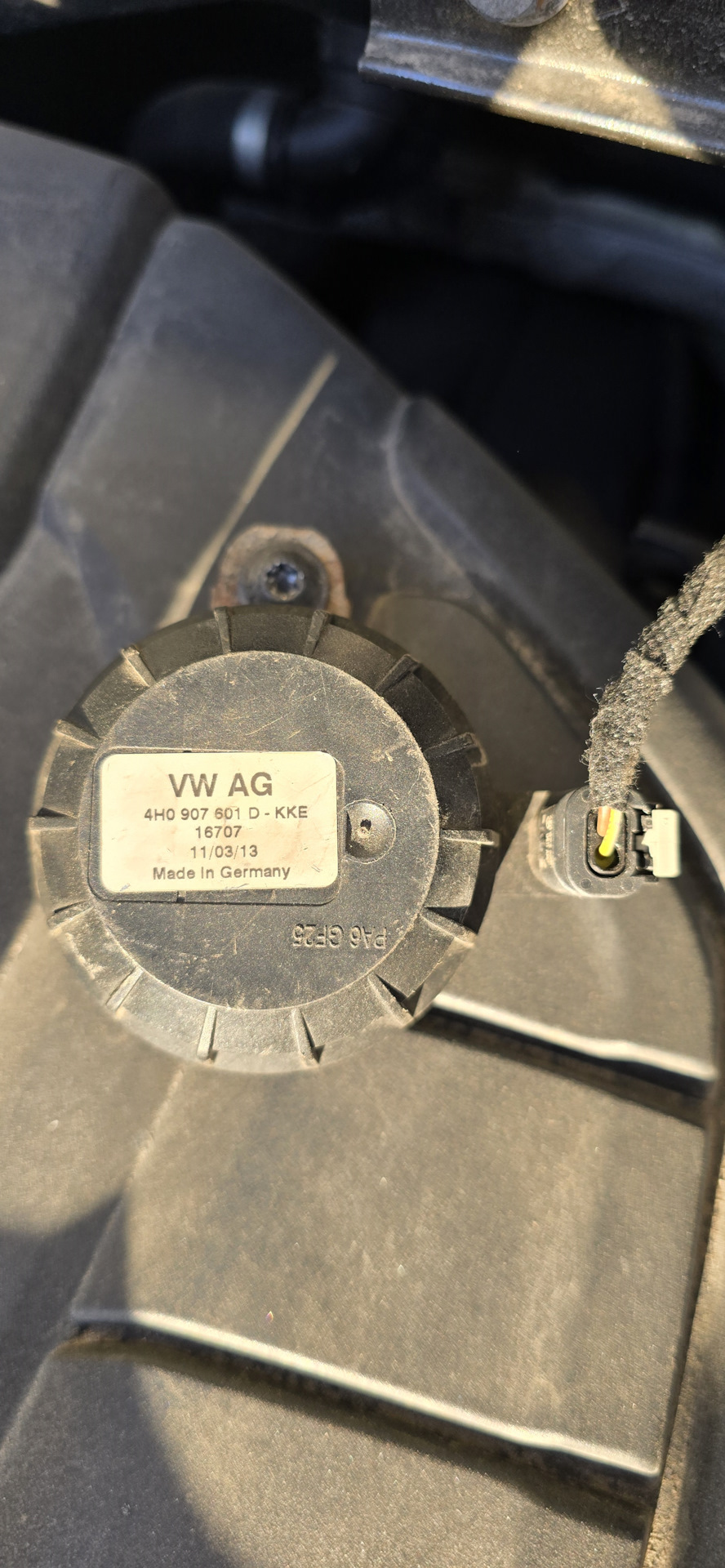 Исполнительный механизм симпозера (вибродинамик) — Audi Q5 (1G). Запчасти на фото: 4H0907601D