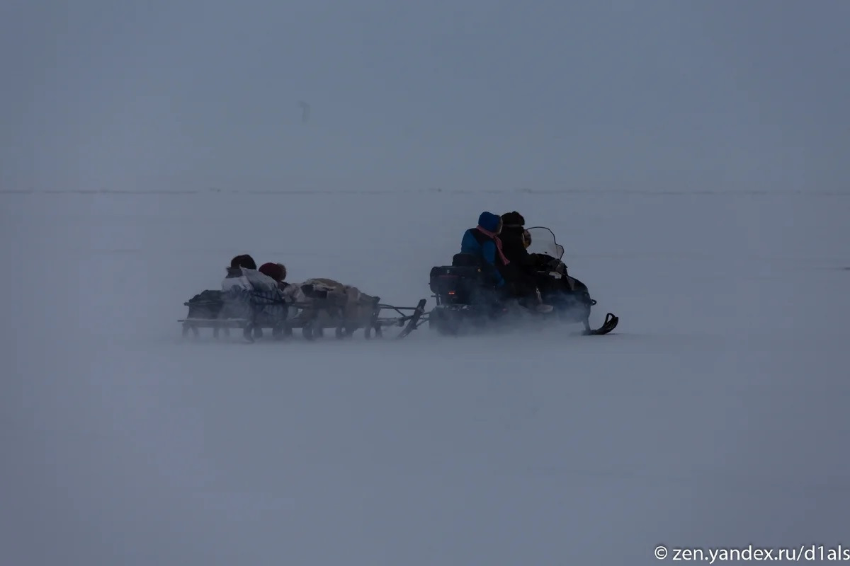 Река на севере якутии на ней расположен. Село на севере Якутия. Якутия ночевка севере. Жизнь в Якутии.