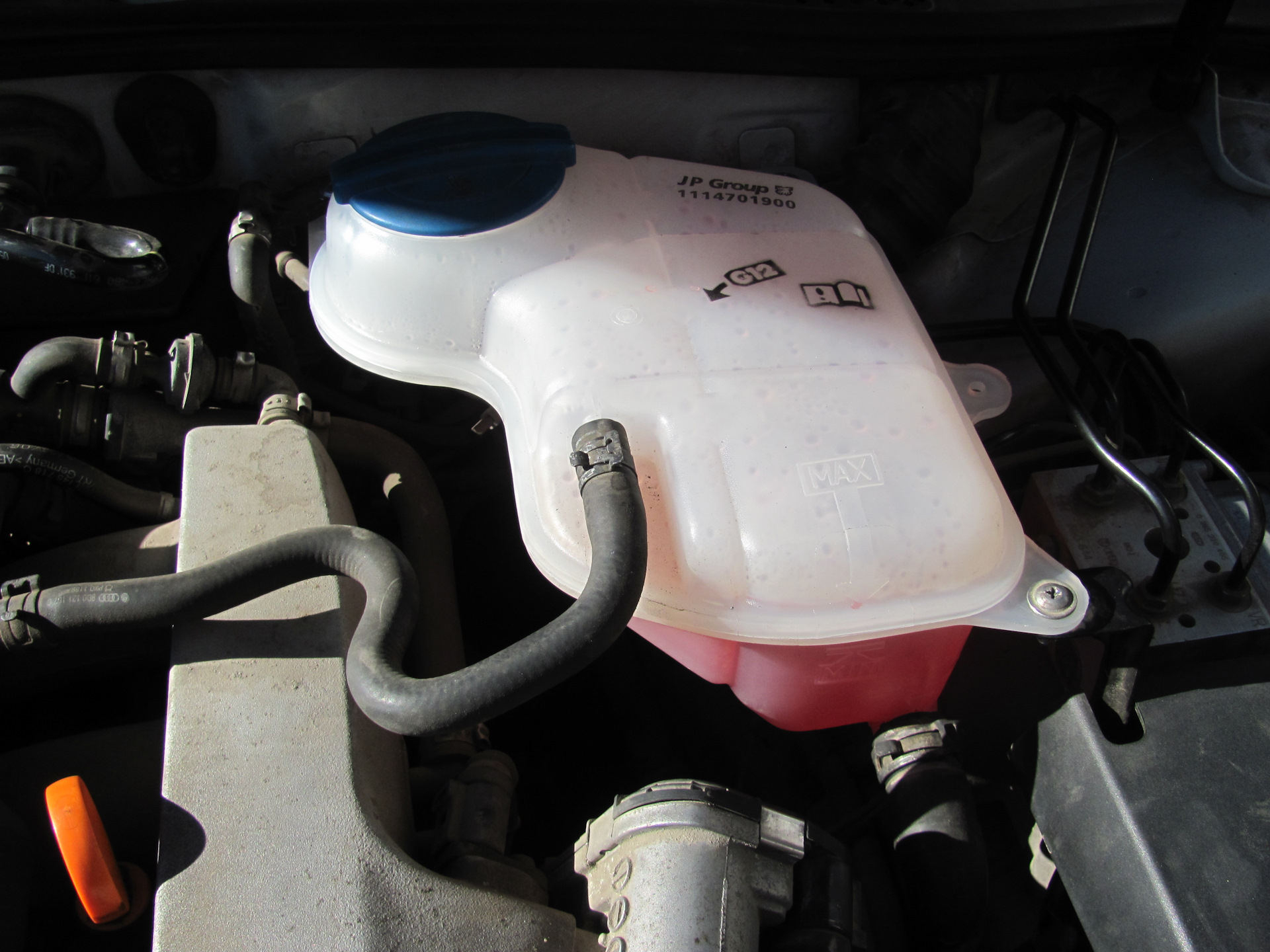 6. шкода суперб расширительный бачок. G 013 a8j m1. расширительный бак skoda superb 2. уровень антифриза октавия а5.