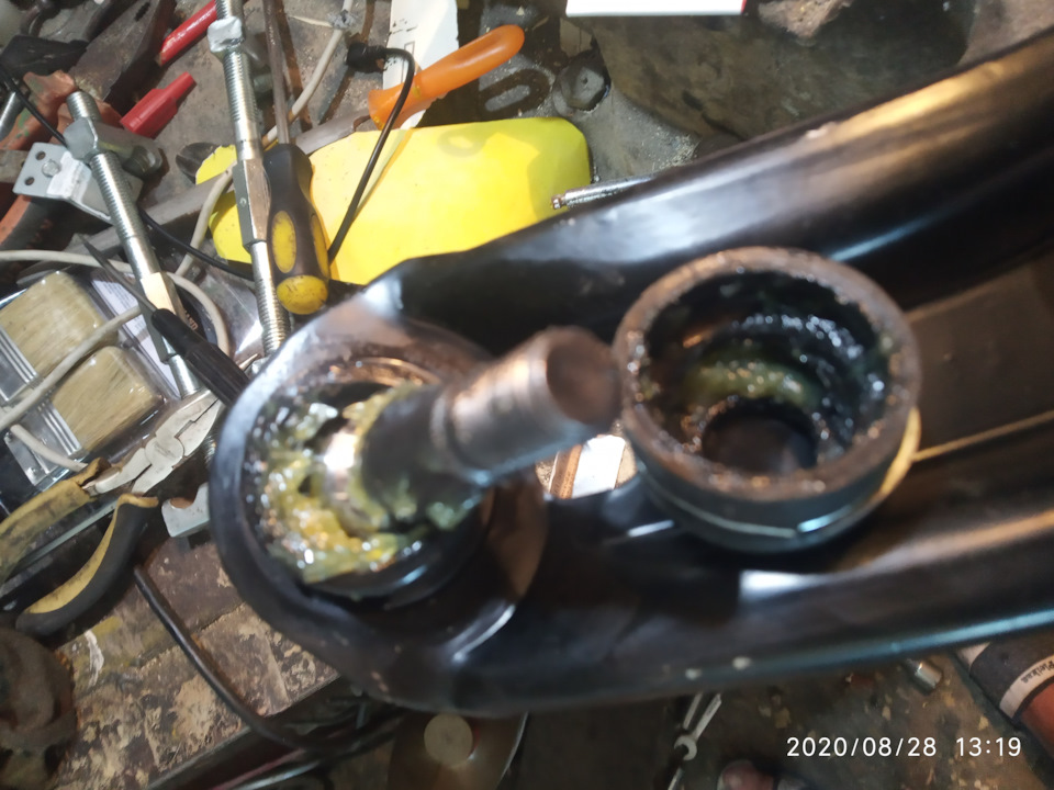 добавил смазки. Ну почти не было ее там — Toyota Funcargo