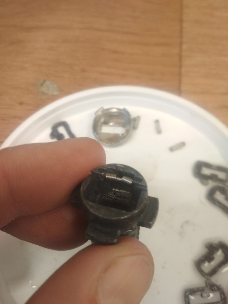 Octavia a7 закисла личинка. Замок крышки багажника vw passat-4. Замок багажника тойота королла 120. Личинка багажника logan 1. Заглушка личинки замка рено логан 2.