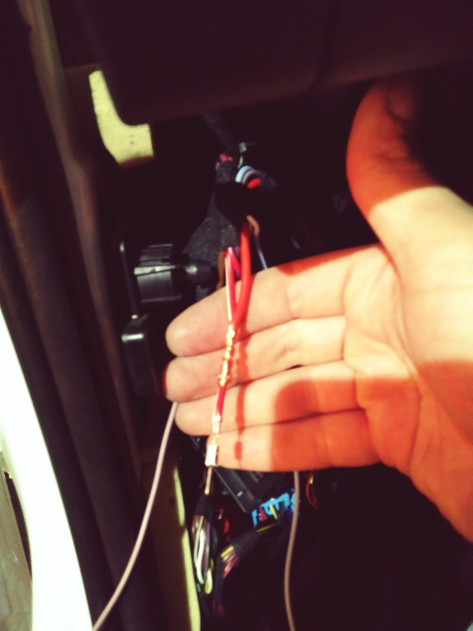 Установка и штатное подключение оригинальных задних электро ...