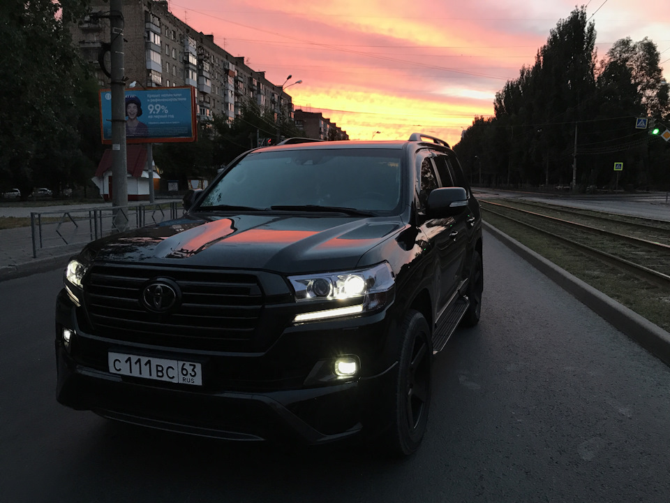 Toyota Land Cruiser 200 с человеком