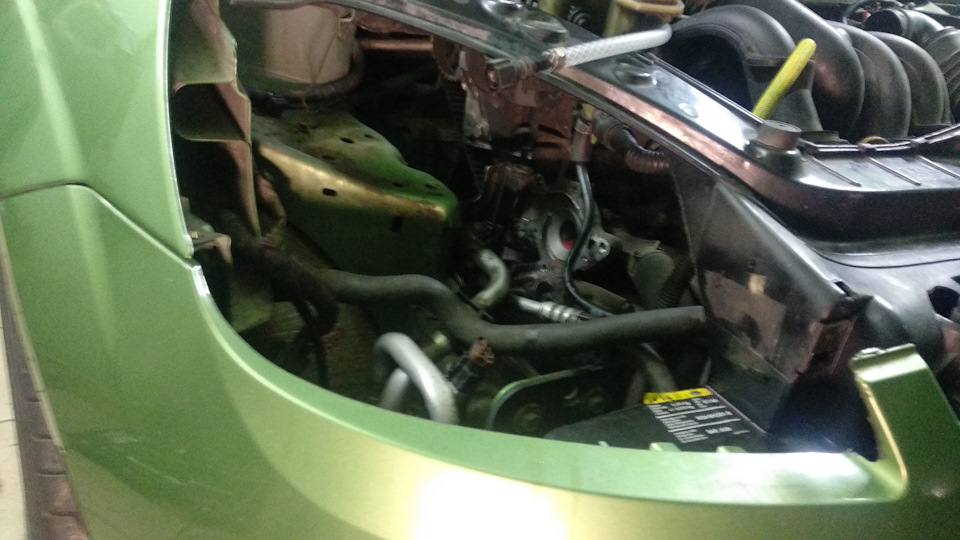 Замена помпы и патрубка отопителя — Ford Fiesta (Mk V), 1,6 л, 2007 ...