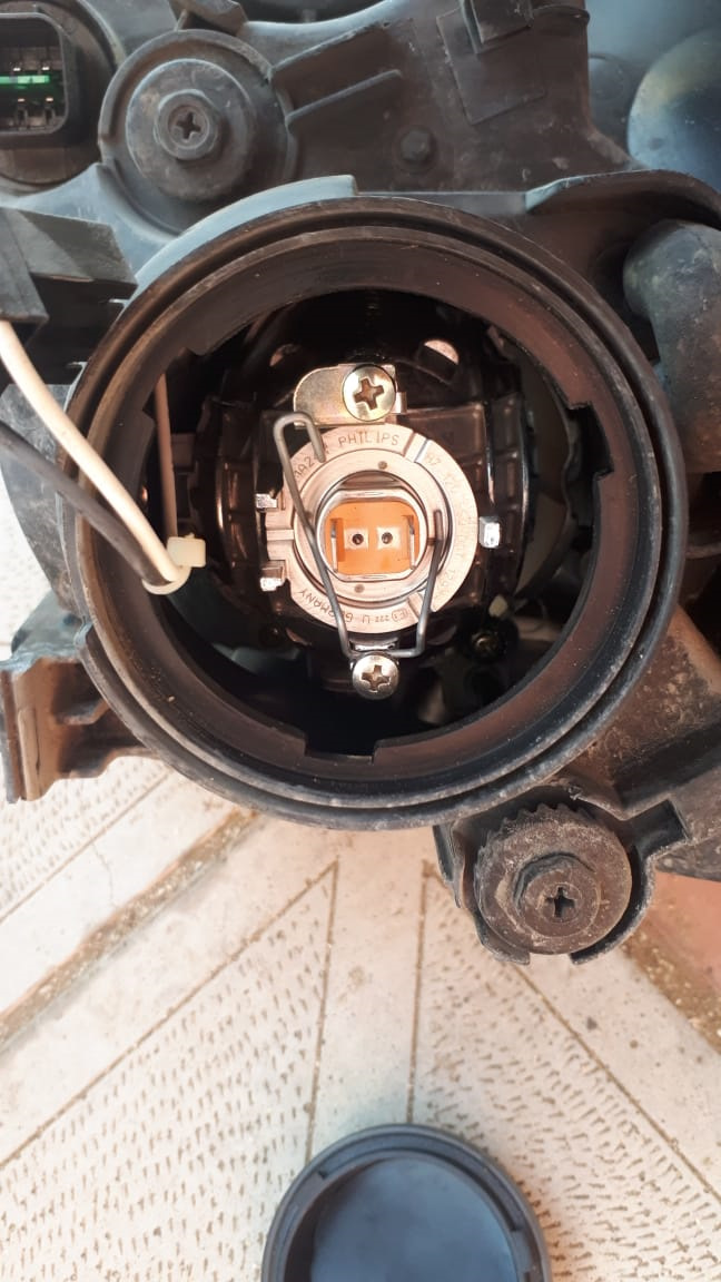 Замена лампы ближнего света Kia Carens 2 - 2011, снятие фары - KIA Carens III, 2