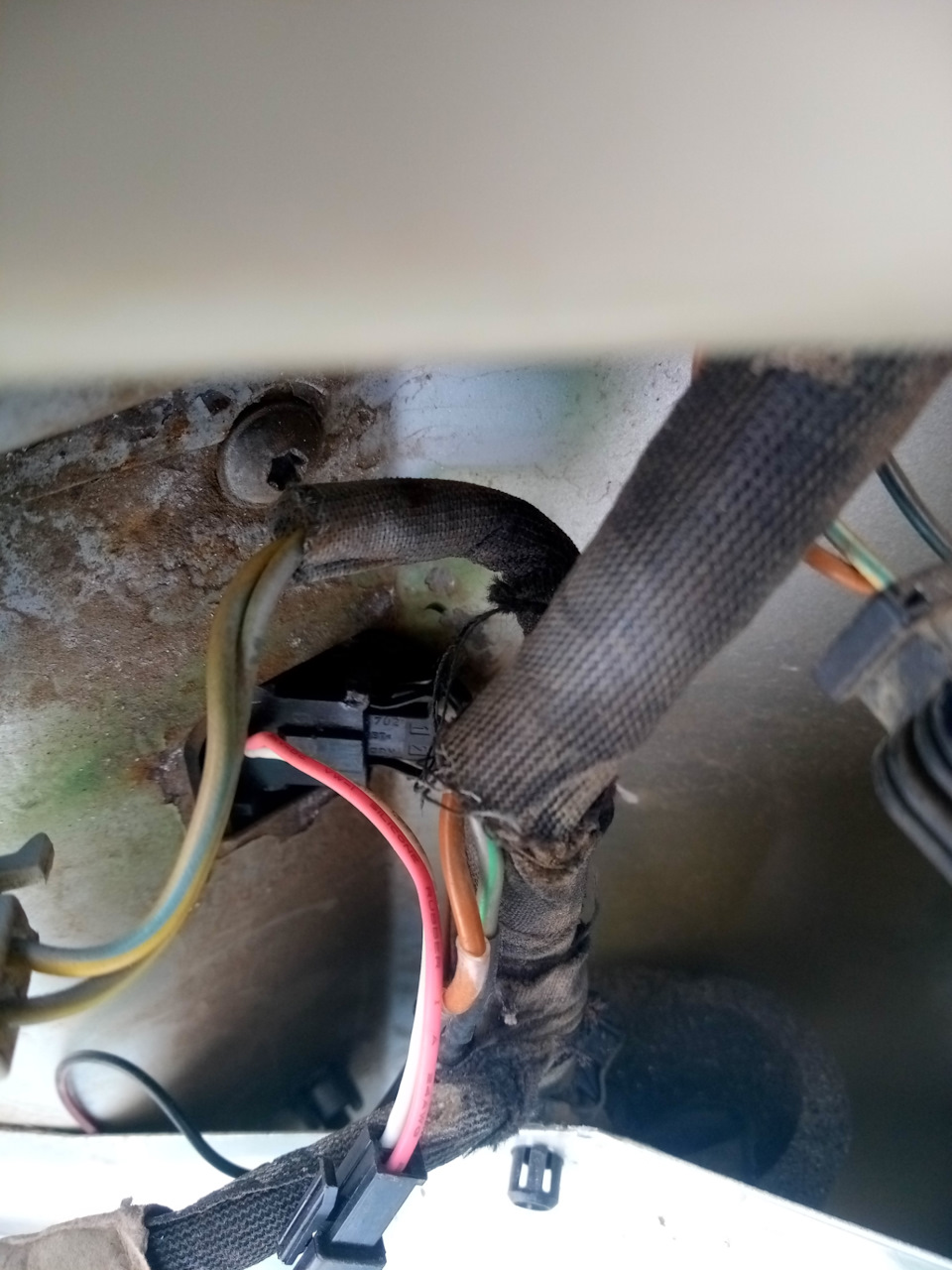 В глубине виден разъем. — Skoda Octavia Combi A4 Mk1