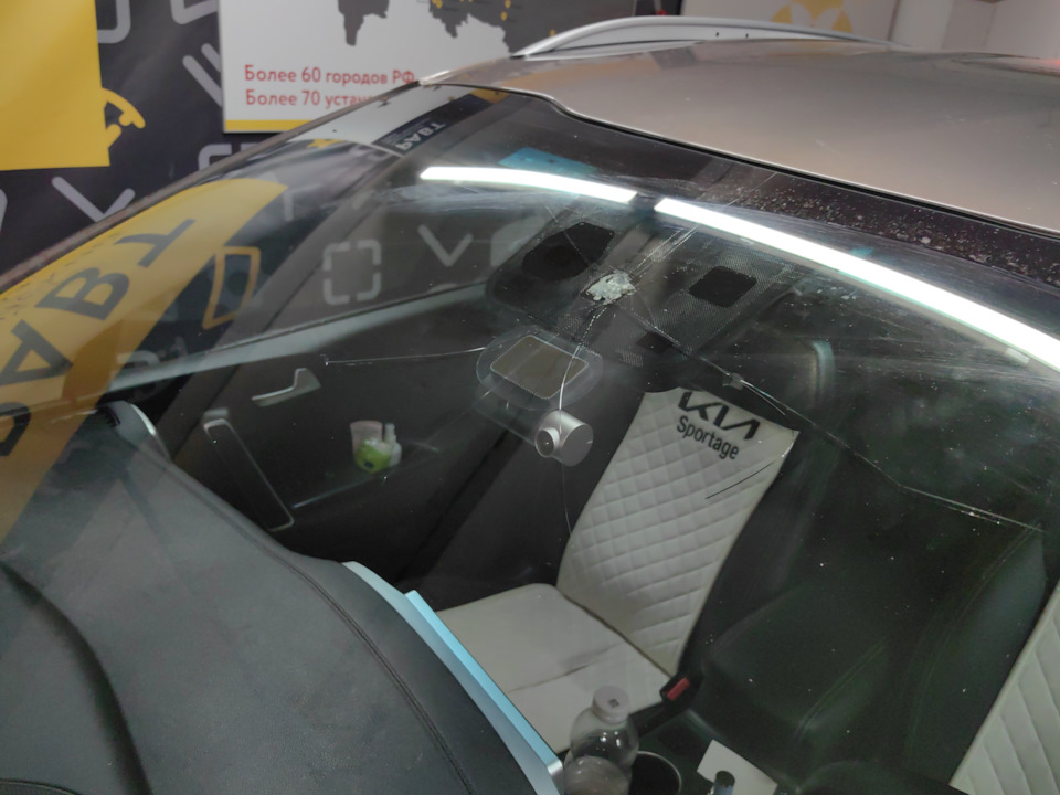 Естественно, трещины продолжают расползаться по стеклу. — KIA Sportage (4G)