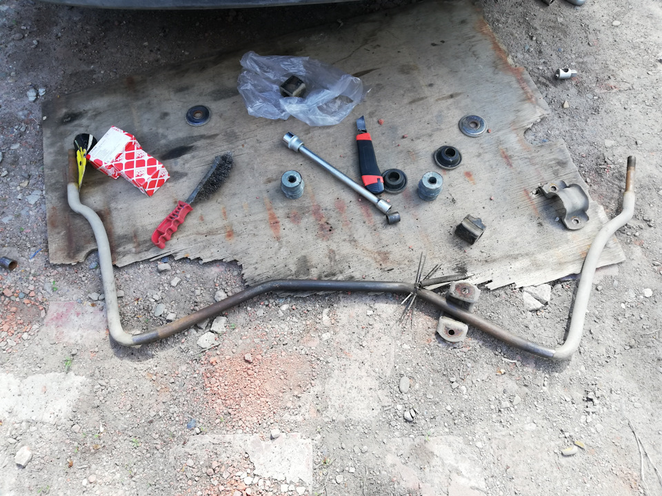 Замена резинок на стабилизаторе — Москвич 2141, 2 л, 1995 года | своими ...