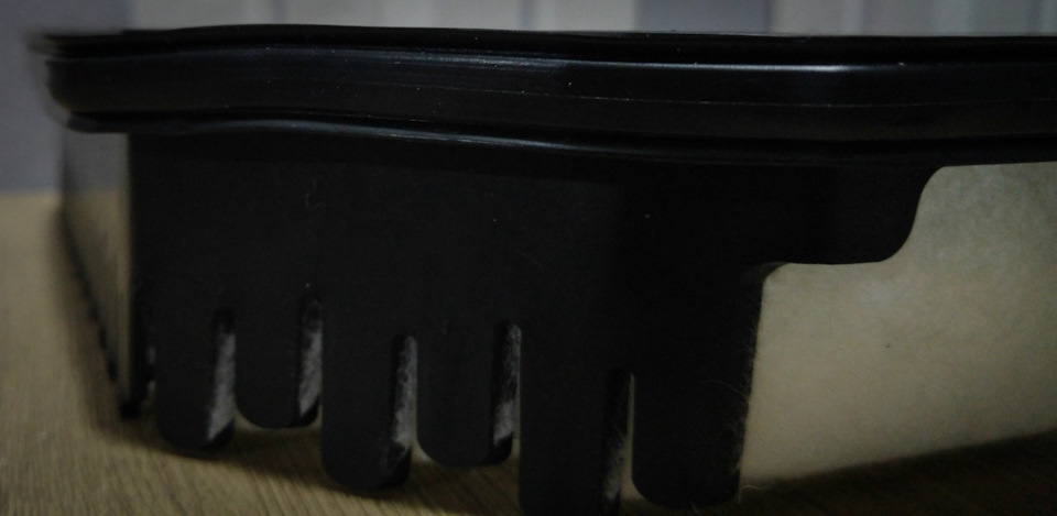 Уплотнитель из хорошей мягкой резины, но сидит на корпусе плохо, болтается и сделан криво. — Hyundai Solaris (1G)