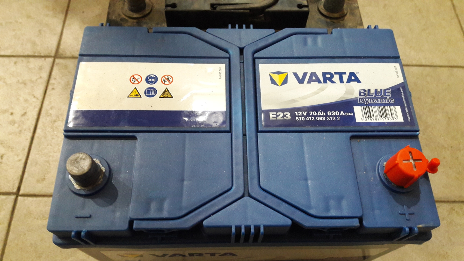 Аккумулятор е. Varta Blue Dynamic e23. Аккумулятор Varta 70ah. АКБ варта e23 70ah. Аккумулятор варта Блю динамик.