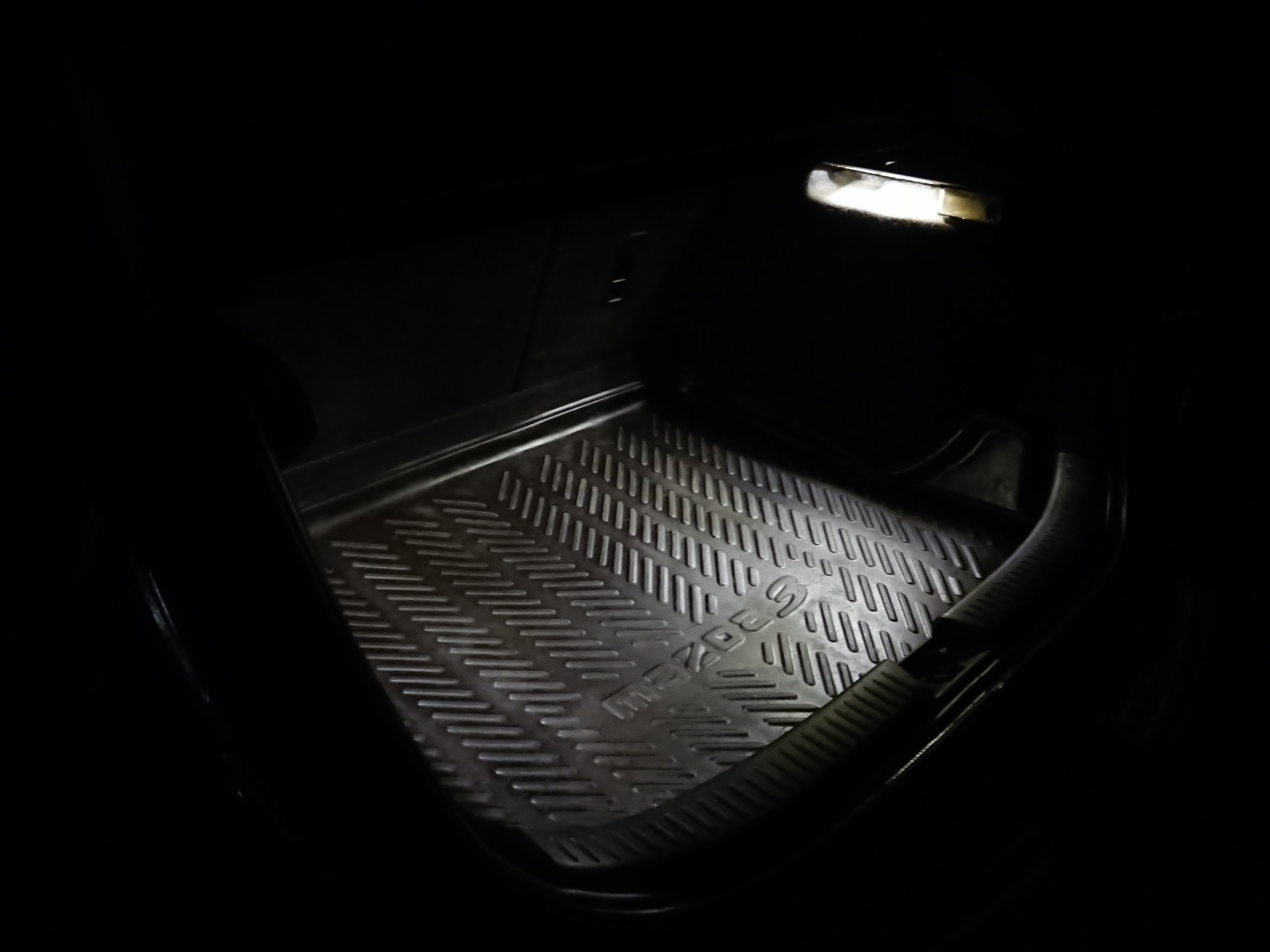 Подсветка багажника Мазда 3 БК. Подсветка багажника ГАЗ 3110. Мазда 6 2014 подсветка багажника. Подсветка багажника 2108.