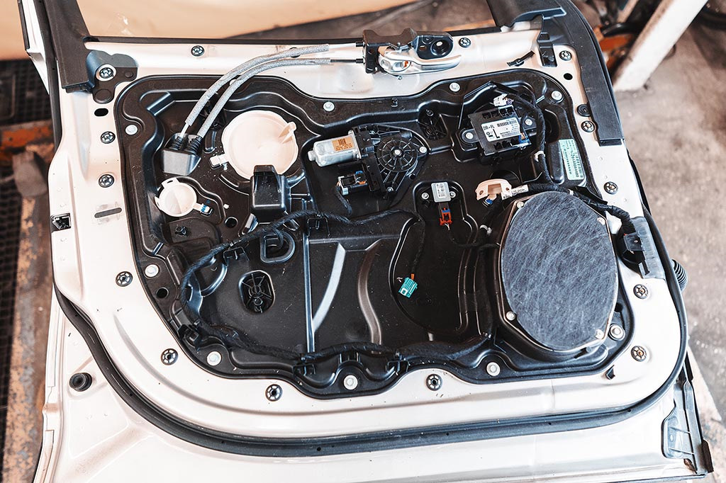 Размеры штатной акустики джип гранд чероки zj. Дверь grand cherokee wk2. Гранд чероки 2011 внутри двери передней. Тросик стеклоподъемника гранд чероки вк2. 0 лампочка поворотника.