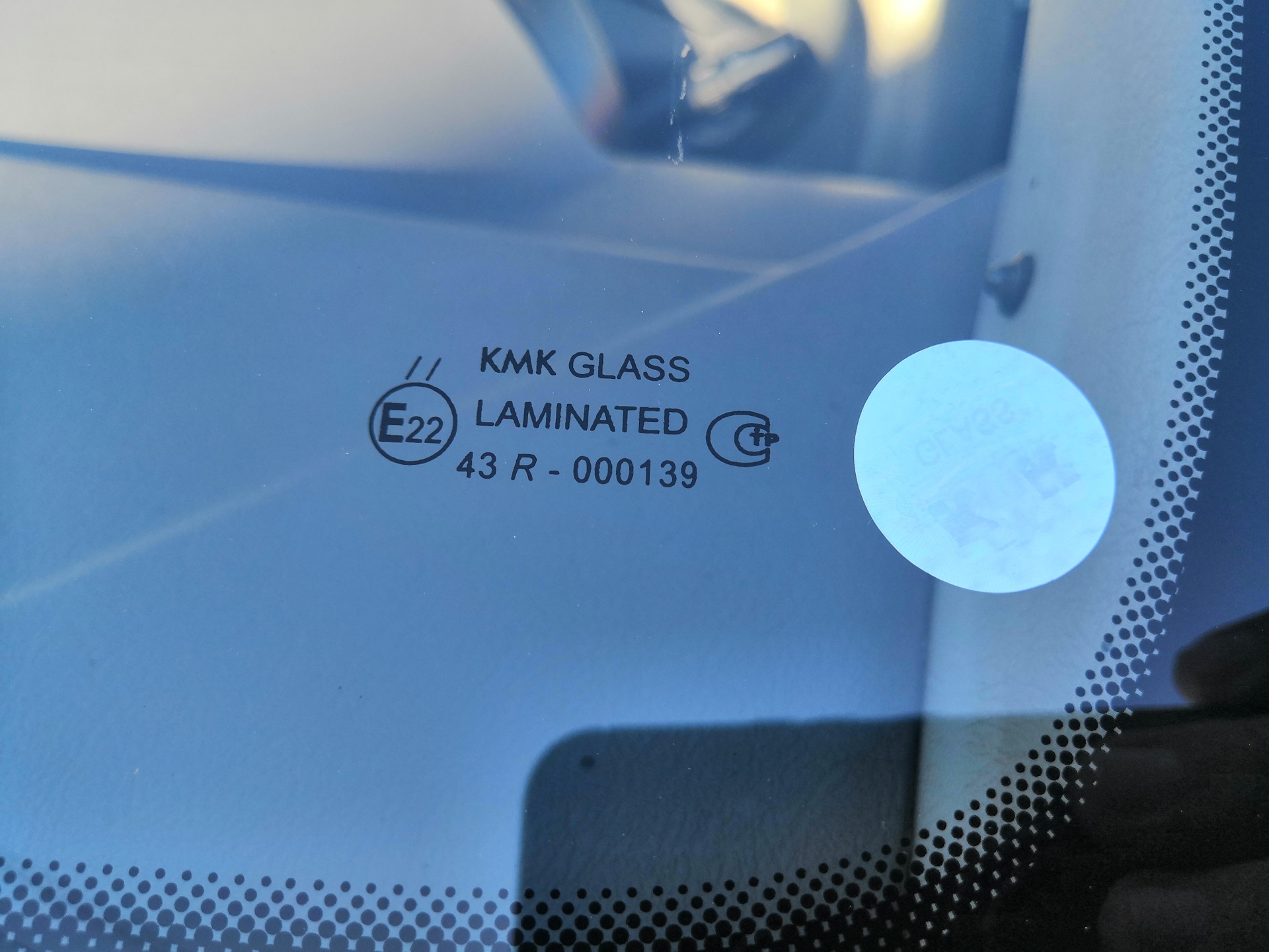 Стекло кмк производитель. KMK Glass 000139. KMK Glass 1375х1485. KMK Glass Laminated на гольф 7 оригинал. KMK Glass toyt0003.