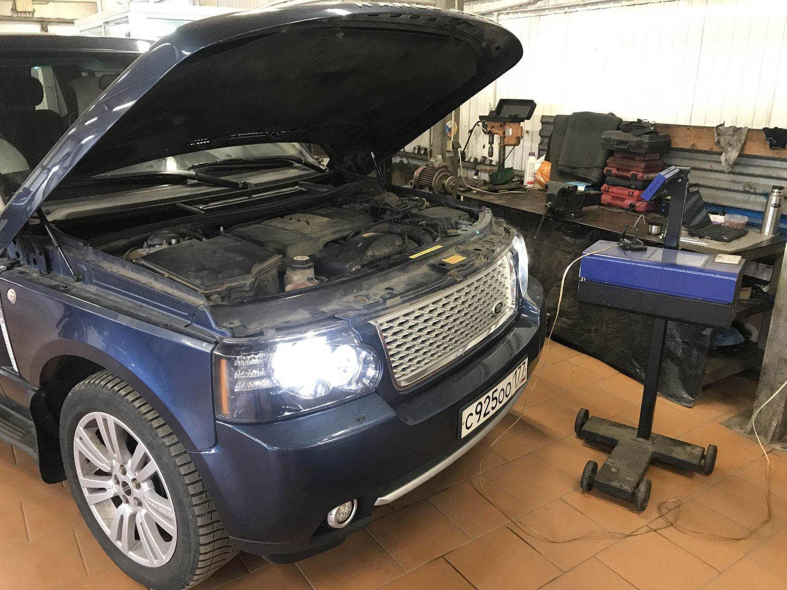 Готовимся к теплу: Заправка кондиционера. Регулировка фар на стенде ...