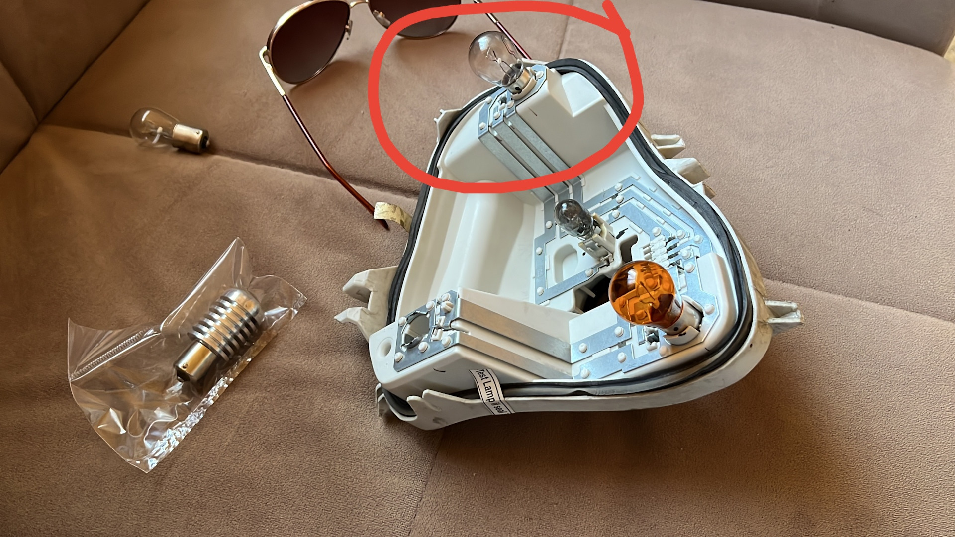 Замена лампы стопа в фонаре — Volkswagen Polo Sedan, 1,6 л, 2018 года ...