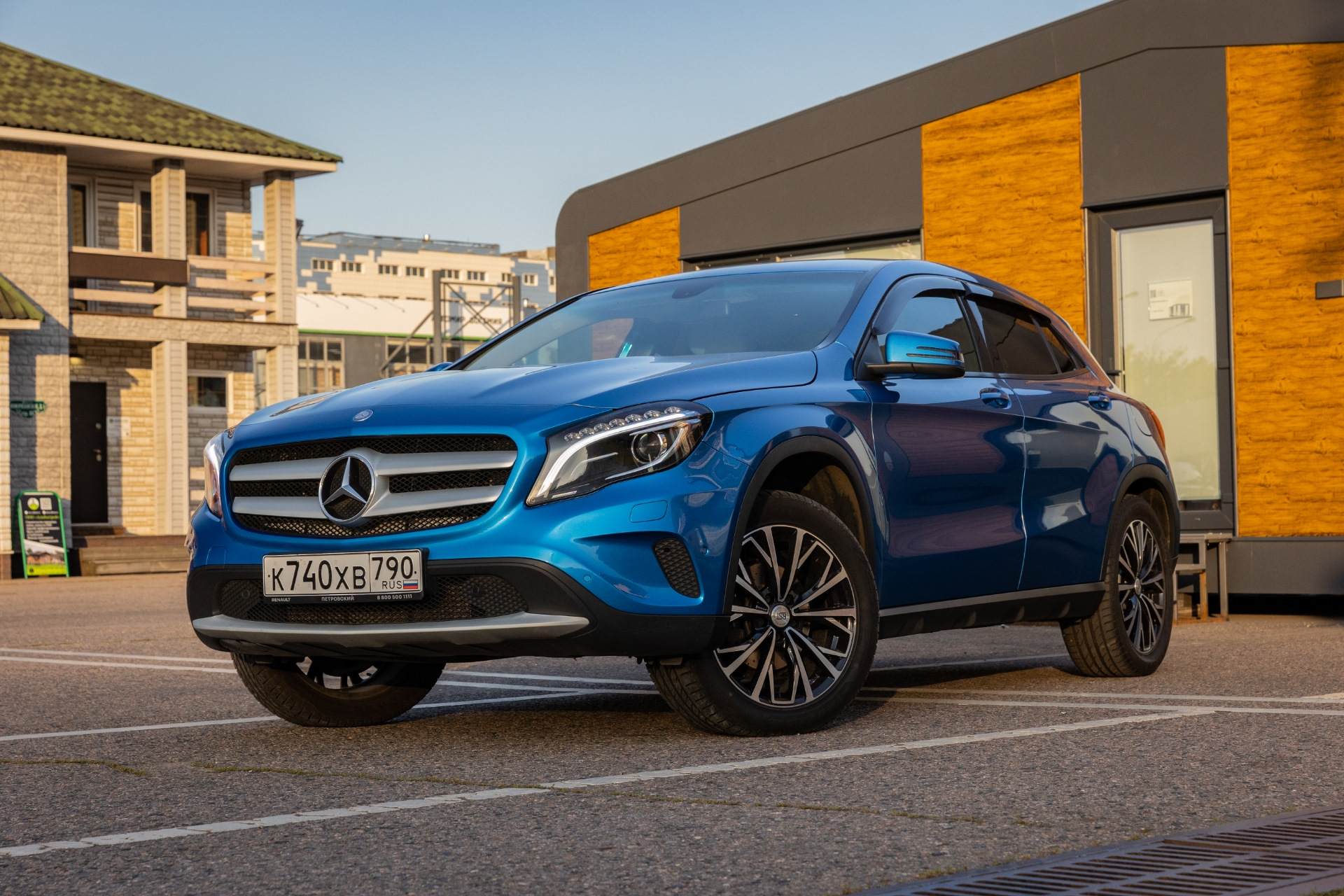 Мерседес Бенц GLA 200 синяя