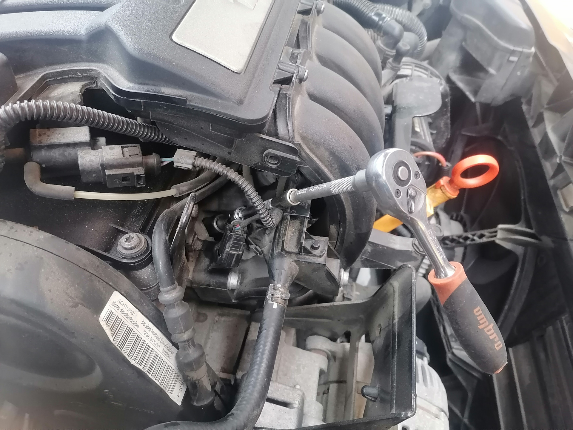 свечи зажигания джетта 5 1. замена свечей зажигания bse. свеча зажигания на гольф 5 1. замена свечей зажигания bse. Vw caddy 1,6 bse.