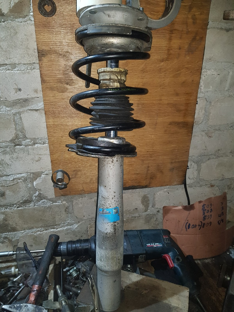 Лопнутые пружины передних амортизаторов — BMW 5 series (E60), 3 л, 2005 ...