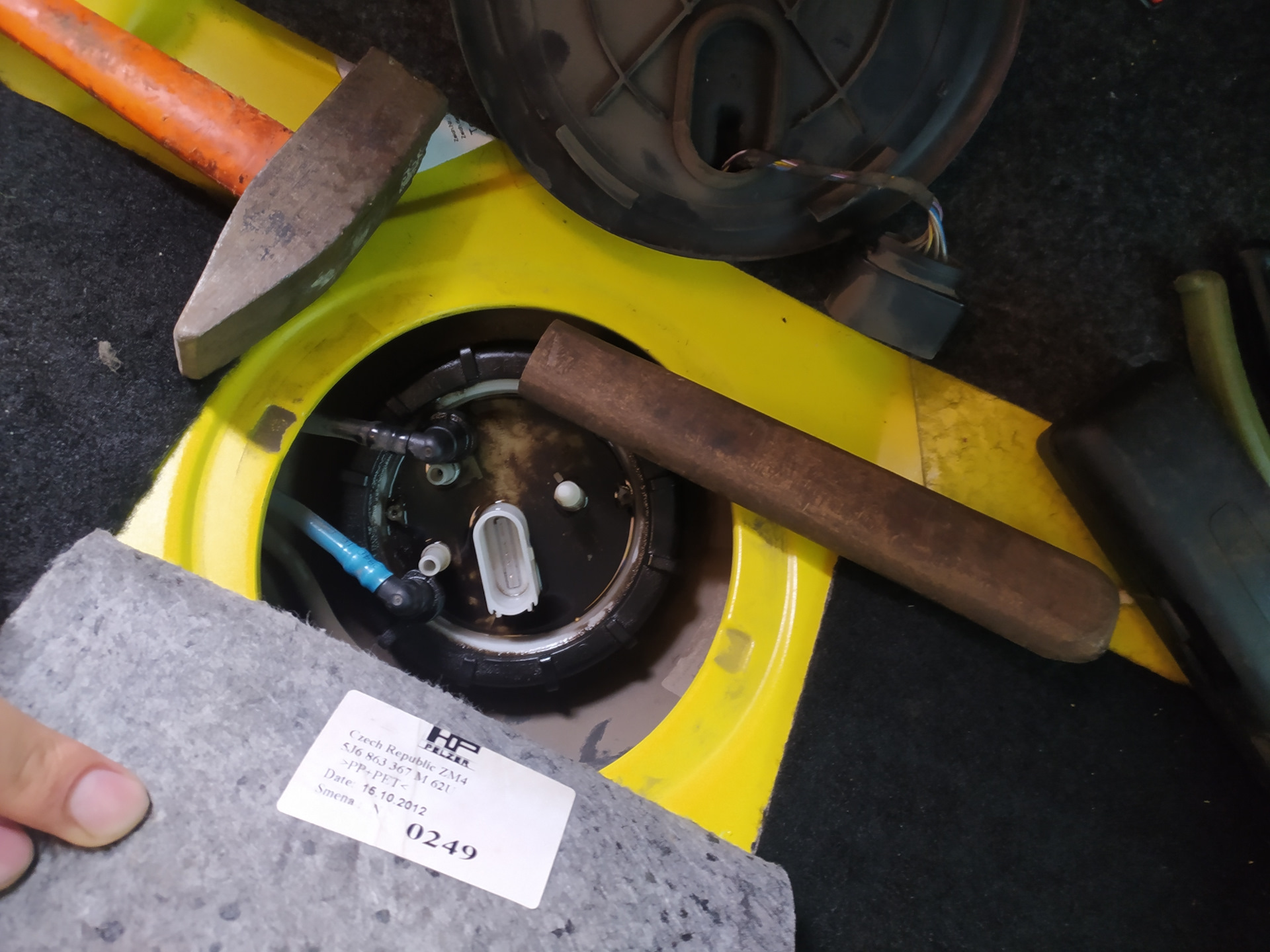 Замена фильтра в бензобаке своими руками с мотором CFNA — Skoda Fabia ...