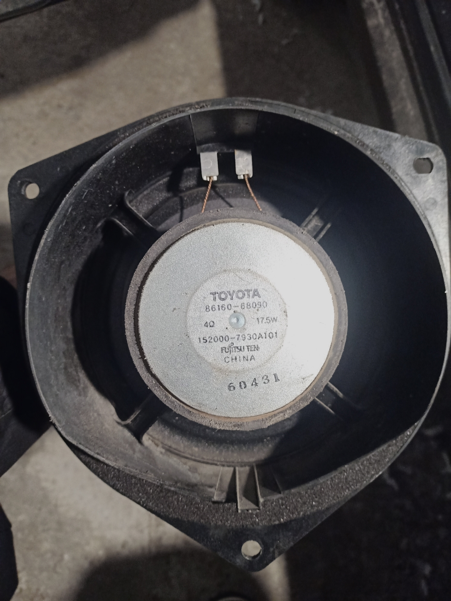 Замена динамиков в передних дверях, установка уголков в двери с ...