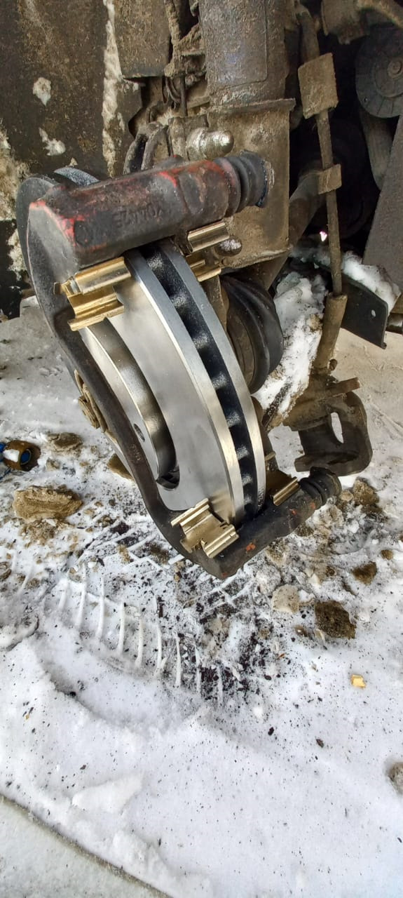 Замена передних колодок и дисков — Peugeot 308 (1G), 1,6 л, 2008 года ...