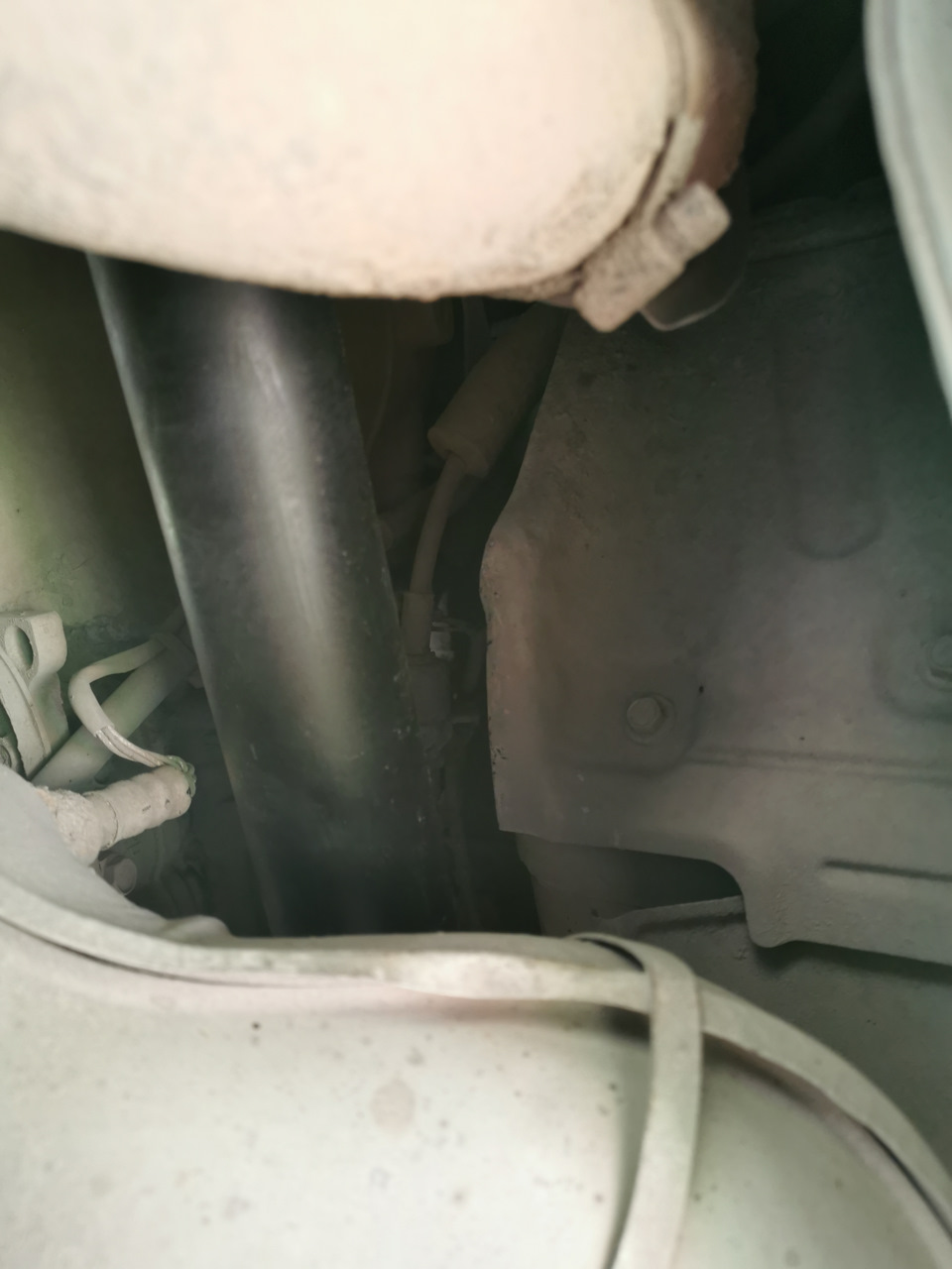 вот этот край железного экрана надо отогнуть на себя, чтоб кардан вверх мог пролезть — Mitsubishi Pajero (4G)