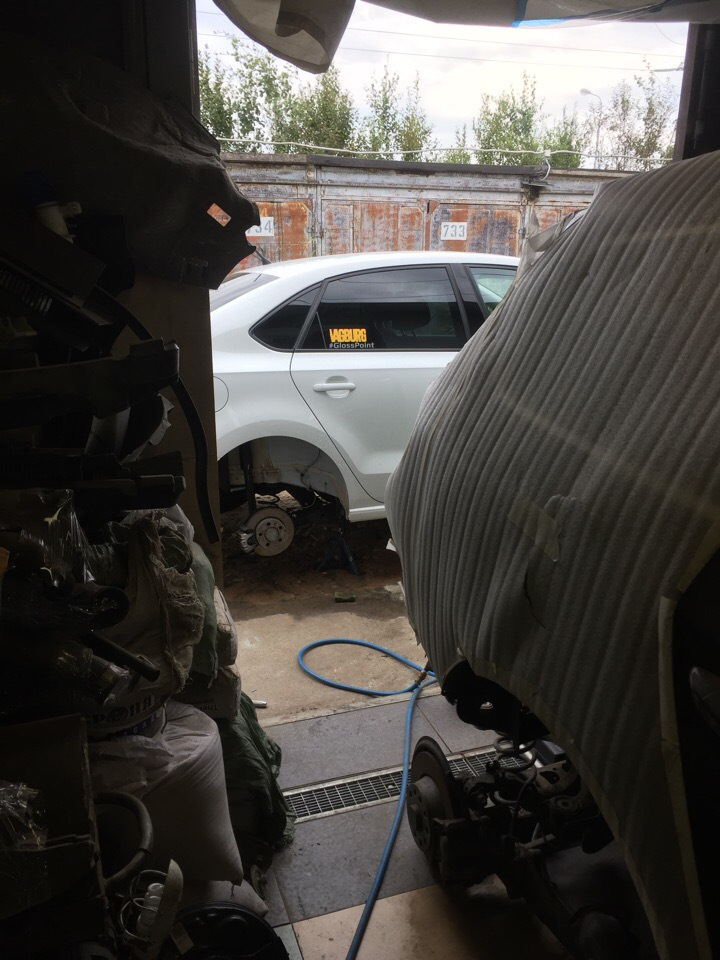 если приблизить видно как хорошо отмыл, удивило наличие заводского воска для скрытых полостей — Volkswagen Polo Sedan