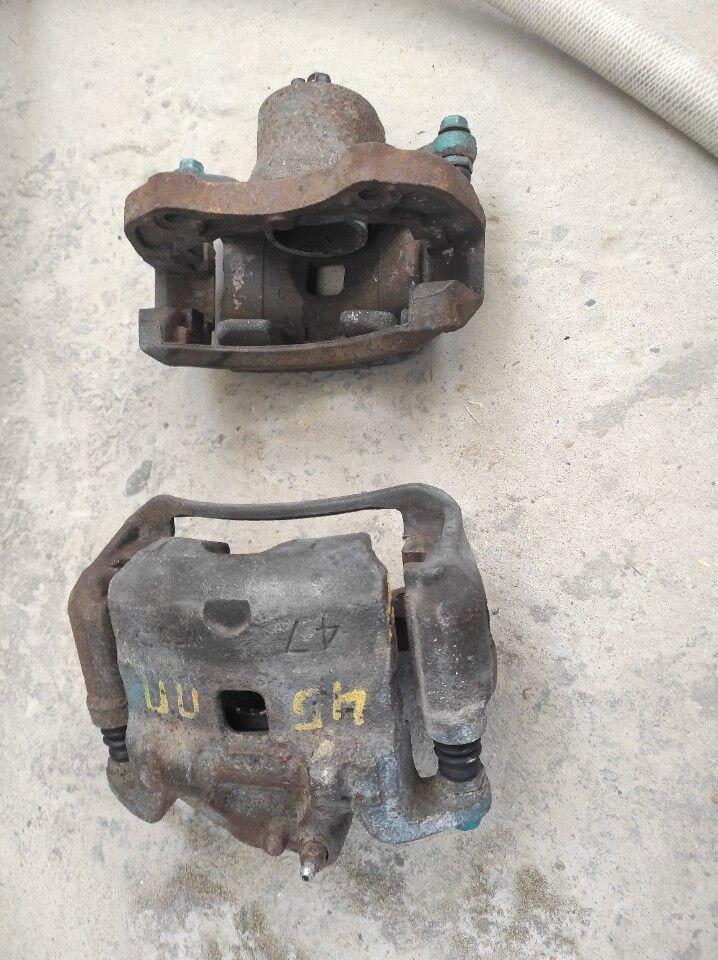 Суппорт ниссан тиида c11. Передний суппорт ниссан тиида. 44011-em11a скоба. Суппортов тиида. Тиида передние суппорта.