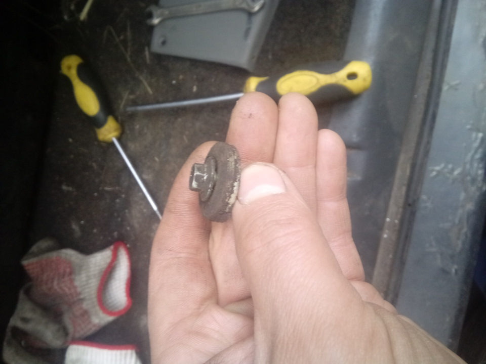 Первый болтик( осторожно, надо не потерять две шайбы на каждом болту и ещё по одной под кранштейном каретки) — Lada 2120 Надежда