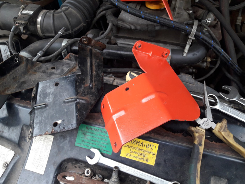 Замена расширительного бачка Н\\О с гильзовкой и кронштейнов ...