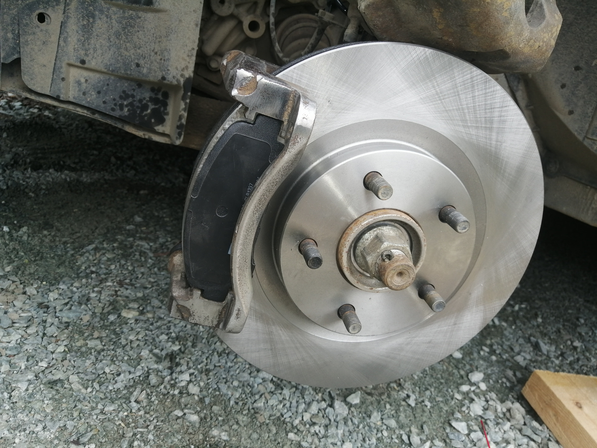 Тормозные колодки. Скрип тормозных колодок. Xcap-00183 направляющая тормозной колодки. После нажатия тормозов появляется. Скоба тормозной колодки хендай акцент.