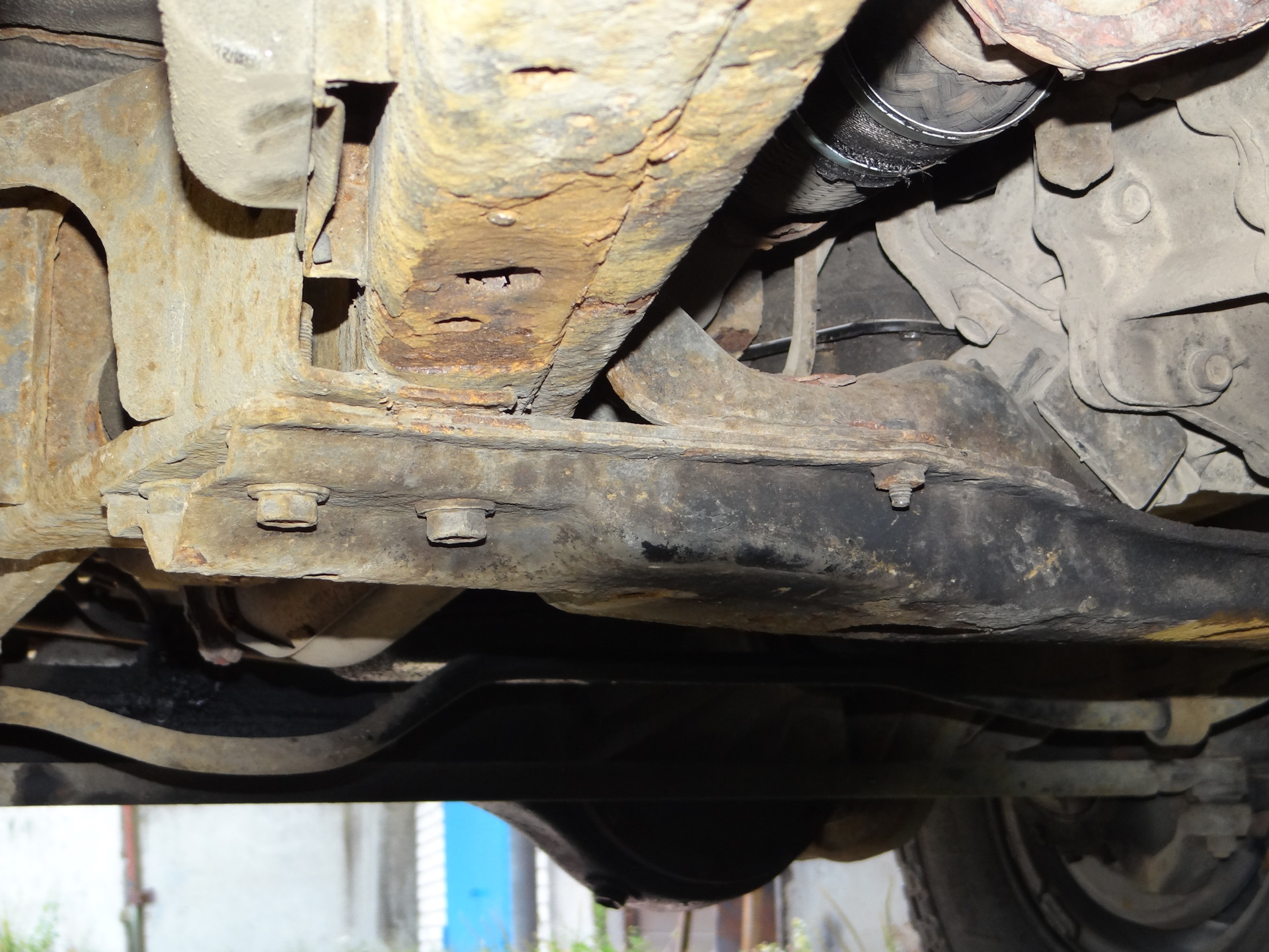 Прогорела гофра ремонт на дороге — Nissan Patrol GR II (Y61), 3 л, 2001 ...