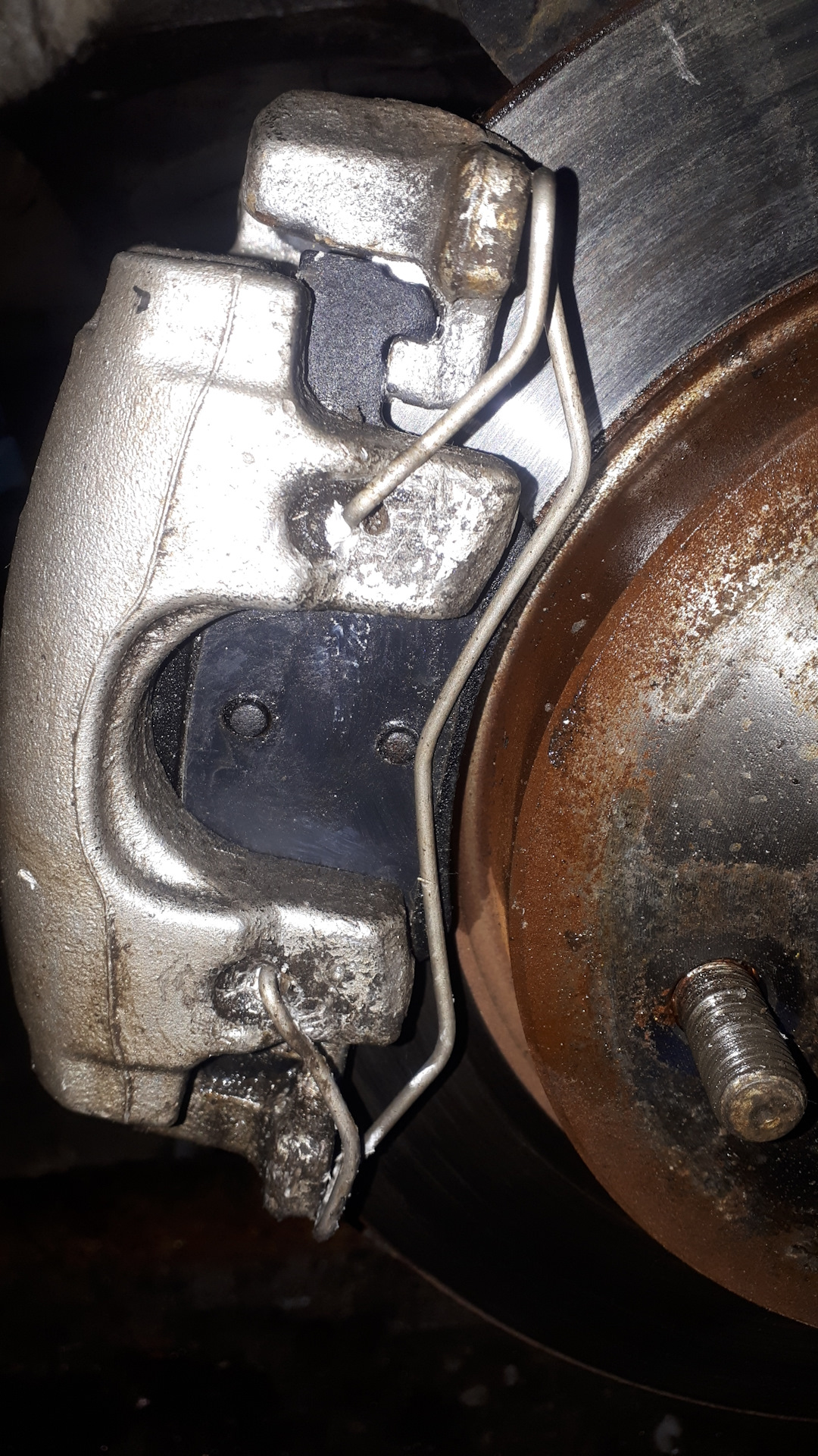 Пружинка суппорта форд фокус 1. Сломан суппорт. Сломанное суппорт у лифана. Поршень суппорта ваз 1111. Сломан суппорт.