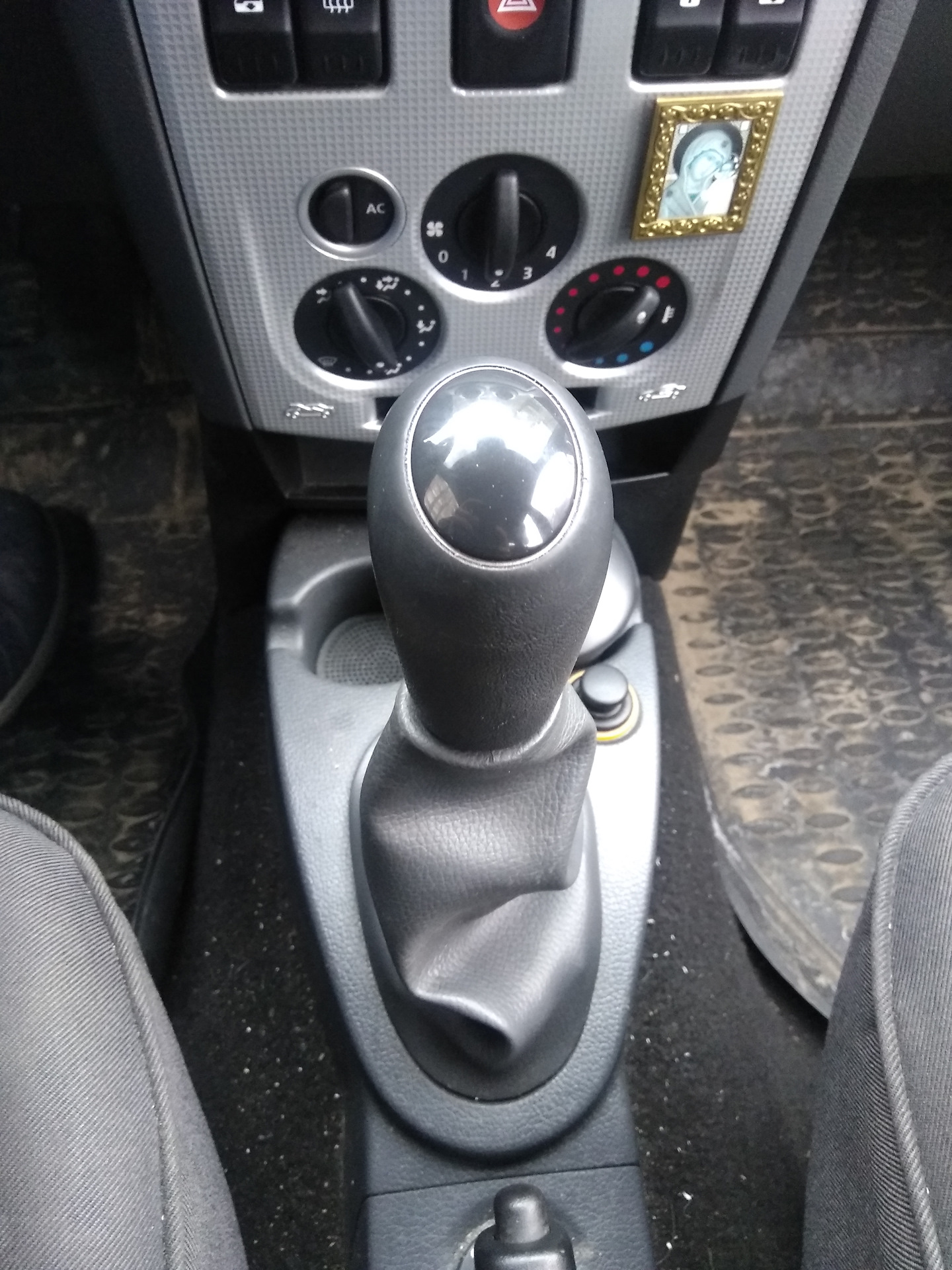 Как снять ручку мкпп логан Замена ручки КПП - Renault Logan (1G), 1,6 л, 2008 года своими руками DRIVE2