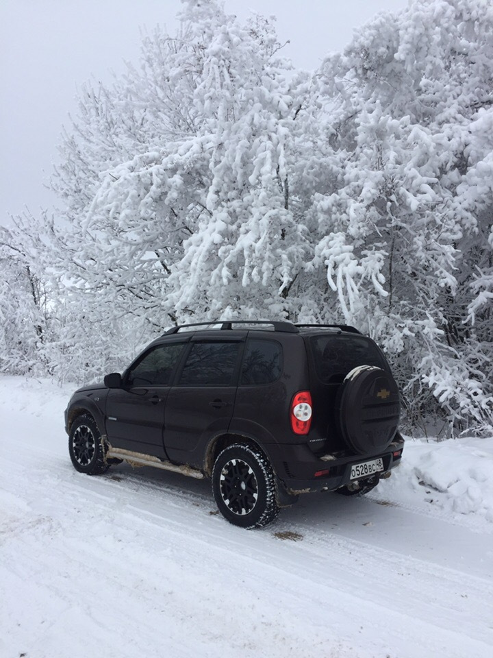 Chevrolet Niva черная