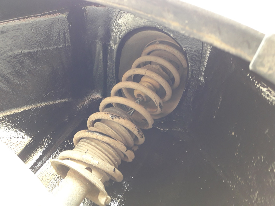 №54. Антикоррозионная защита задних колесных арок. — Lada 2113, 1,6 л ...