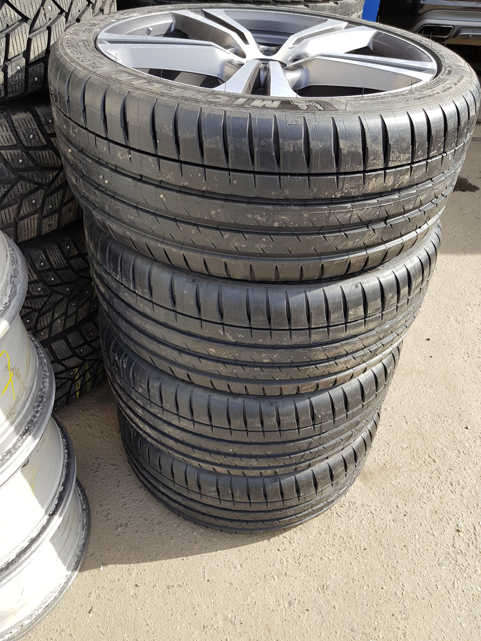 245 45 r19 michelin. R19 Michelin 235/40. 235/40 R19. Бриджстоун пилот.