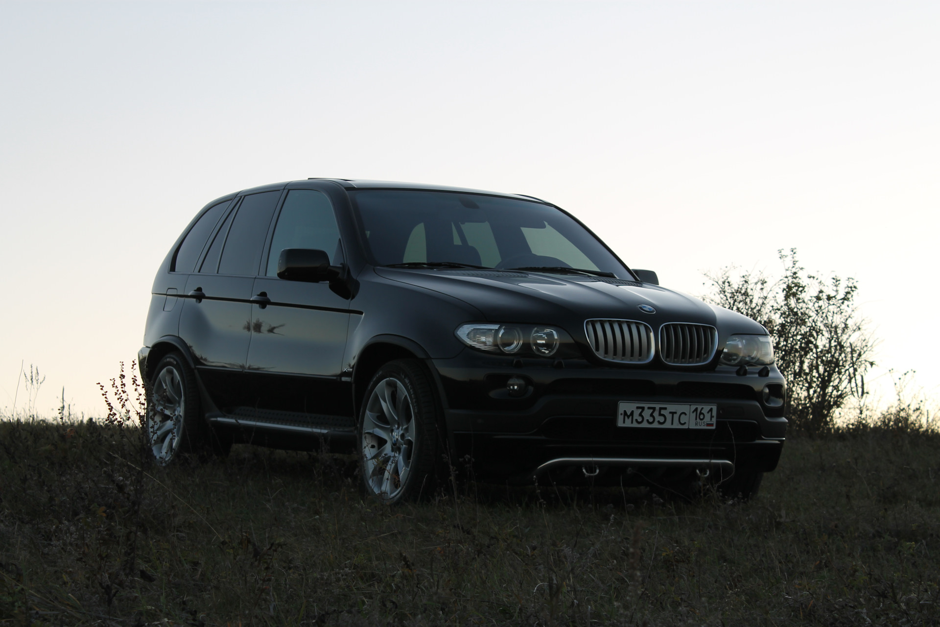 Бумер 2 год. BMW x5 e53 бумер 2. БМВ х5 е53 бумер. БМВ е53 бумер 2. БМВ х5 е53 из бумера 2.