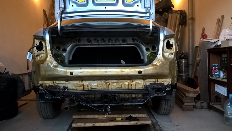 Кашу маслом испортить НЕВОЗМОЖНО — подумал я и измазал все пространство под бампером тектилом. Ставить бампер обратно одному нихрена не удобно. Достаточно тяжело натянуть углы. Очень долго я провозился, и задолбался порядочно. Стало темно, хотелось есть, пить и спать. Поэтому я не сделал фото с установленным бампером. — Lada Vesta (1G)