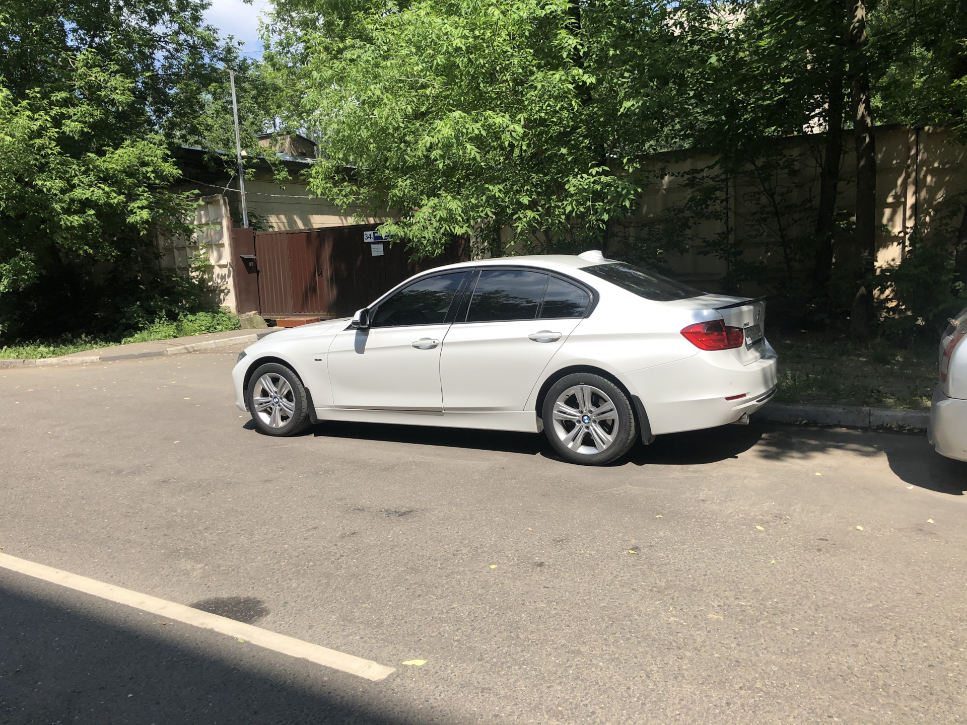 Стук сзади при резком торможении и трогании — BMW 3 series (F30), 2 л, 2015  года | поломка | DRIVE2