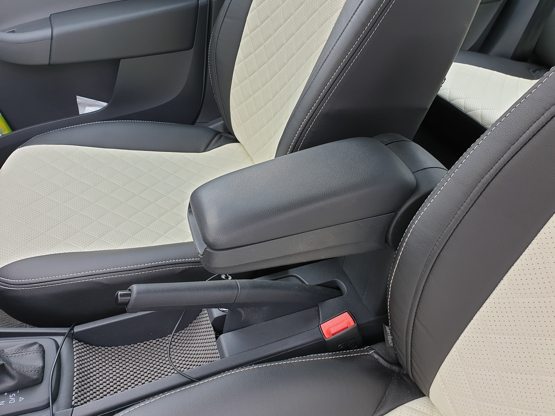 подлокотник шкода рапид