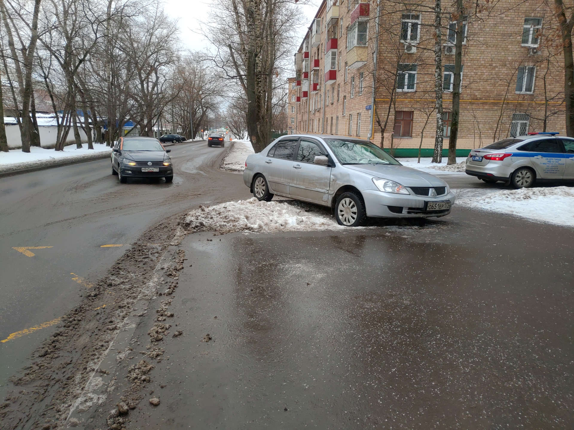 Ни 9. Авария Митсубиси Лансер в Москве. Авария Митсубиси Лансер Москва 11 апреля. ДТП Митсубиши д200 разворачивался и зацепил.