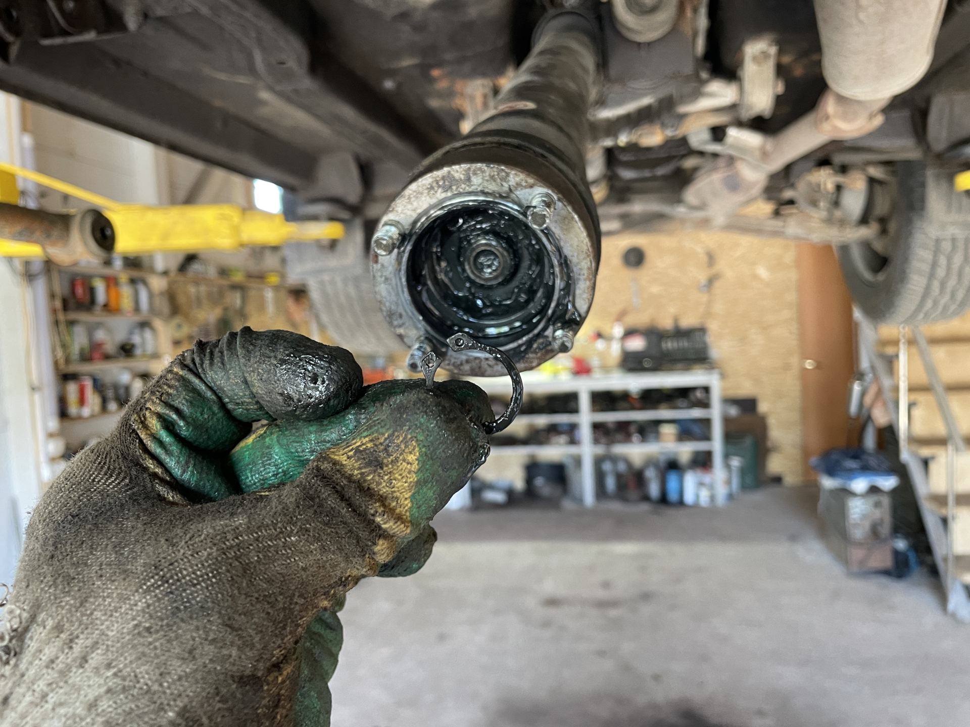 замена пыльника ШРУСа на заднем кардане СиМ — Lada 4x4 3D, 1,8 л, 1999 ...